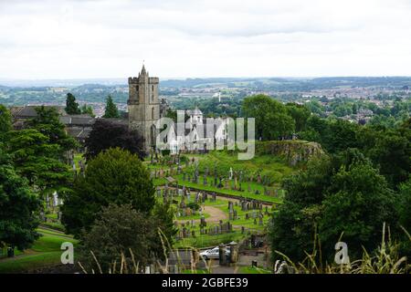 Una vista della Chiesa della Santa Rude, la sua torre e il cimitero storico come visto dalla cima dei bastioni del Castello di Stirling a Stirling, Scozia Foto Stock