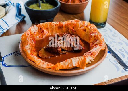 Mixiote e salsa verde, piatto tradizionale messicano a Città del Messico Foto Stock