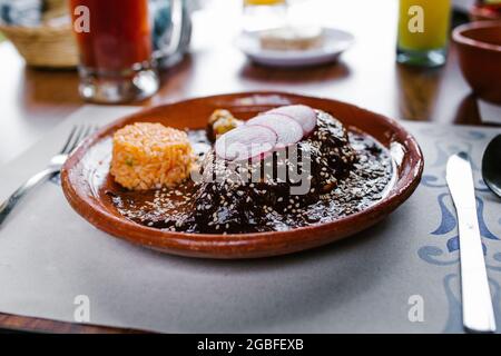 Mole poblano con riso rosso tradizionale cucina messicana nel ristorante di Città del Messico Foto Stock