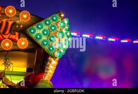 luci di carnevale verdi di colore rosso. lampadine di luce sul campo da golf con sfondo sfocato Foto Stock