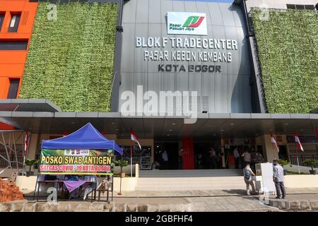 Bogor, Indonesia. 04 agosto 2021. I mercati tradizionali di Bogor City continueranno ad operare durante il periodo di emergenza PPKM COVID-19 implementando il protocollo sanitario 5M e limitando i visitatori al 25%. (Foto di Fadli Akbar/Pacific Press) Credit: Pacific Press Media Production Corp./Alamy Live News Foto Stock