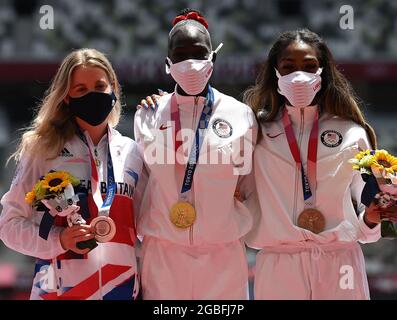 Tokyo, Giappone. 4 agosto 2021. (Da L a R) il medagliere d'argento Keely Hodgkinson di Gran Bretagna, il medagliere d'oro Athing Mu degli Stati Uniti e il medagliere di bronzo Raevyn Rogers degli Stati Uniti pongono per una foto sulla cerimonia di premiazione degli 800 metri delle donne ai Giochi Olimpici di Tokyo 2020 a Tokyo, Giappone, 4 agosto 2021. Credit: Yibo/Xinhua/Alamy Live News Foto Stock