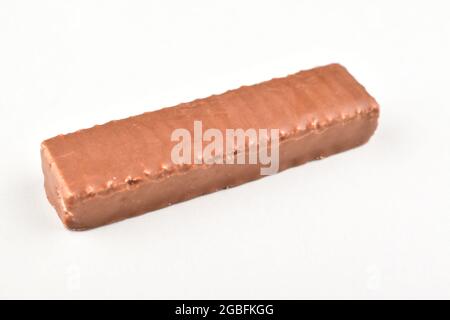 Barretta di cioccolato marrone isolata su sfondo bianco con percorso di ritaglio Foto Stock