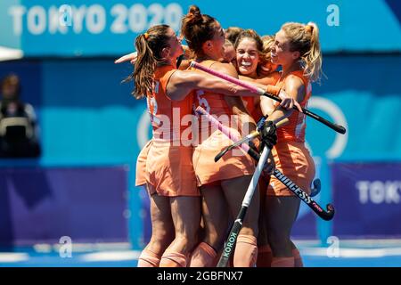 TOKYO, GIAPPONE - 4 AGOSTO: Frederique Matla dei Paesi Bassi, Marloes Keetels dei Paesi Bassi, Felice Albers dei Paesi Bassi festeggiando il 3° goal in gara sulla Semifinale delle Donne durante i Giochi Olimpici di Tokyo 2020 allo Stadio Oi Hockey il 4 agosto 2021 a Tokyo, Giappone (Foto di PIM Waslander/Orange Pictures) NOCNSF Foto Stock