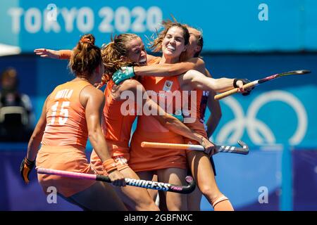 TOKYO, GIAPPONE - 4 AGOSTO: Frederique Matla dei Paesi Bassi, Marloes Keetels dei Paesi Bassi, Felice Albers dei Paesi Bassi festeggiando il 3° goal in gara sulla Semifinale delle Donne durante i Giochi Olimpici di Tokyo 2020 allo Stadio Oi Hockey il 4 agosto 2021 a Tokyo, Giappone (Foto di PIM Waslander/Orange Pictures) NOCNSF Foto Stock