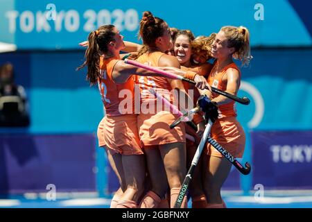 TOKYO, GIAPPONE - 4 AGOSTO: Frederique Matla dei Paesi Bassi, Marloes Keetels dei Paesi Bassi, Felice Albers dei Paesi Bassi festeggiando il 3° goal in gara sulla Semifinale delle Donne durante i Giochi Olimpici di Tokyo 2020 allo Stadio Oi Hockey il 4 agosto 2021 a Tokyo, Giappone (Foto di PIM Waslander/Orange Pictures) NOCNSF Foto Stock