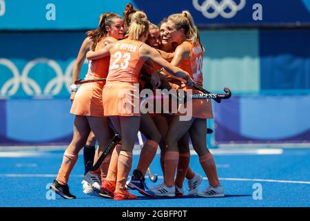 TOKYO, GIAPPONE - 4 AGOSTO: Frederique Matla dei Paesi Bassi, Marloes Keetels dei Paesi Bassi, Felice Albers dei Paesi Bassi festeggiando il 3° goal in gara sulla Semifinale delle Donne durante i Giochi Olimpici di Tokyo 2020 allo Stadio Oi Hockey il 4 agosto 2021 a Tokyo, Giappone (Foto di PIM Waslander/Orange Pictures) NOCNSF Foto Stock