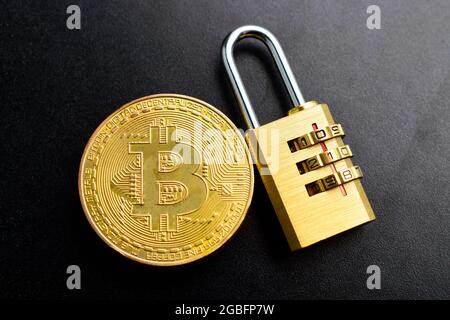 Vista dall'alto di Bitcoin con lucchetto protetto da password, Bitcoin protetto da password Foto Stock