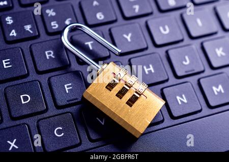 Lucchetto aperto sulla tastiera del computer , Cyber il concetto di sicurezza. La privacy dei dati concetto di violazione Foto Stock