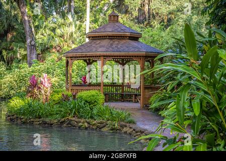 Gazebo in legno nei giardini formali del Washington Oaks Gardens state Park a Palm Coast, Florida. (STATI UNITI) Foto Stock