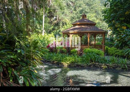 Splendido gazebo e acquedotto al Washington Oaks Gardens state Park di Palm Coast, Florida. (STATI UNITI) Foto Stock