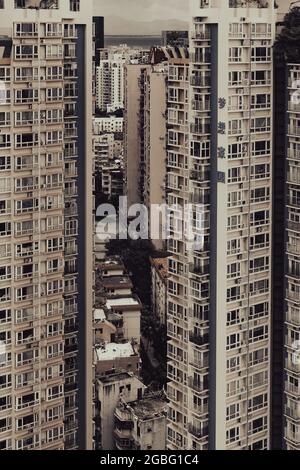 Immagine verticale di due alti edifici e di altri piccoli sullo sfondo Foto Stock