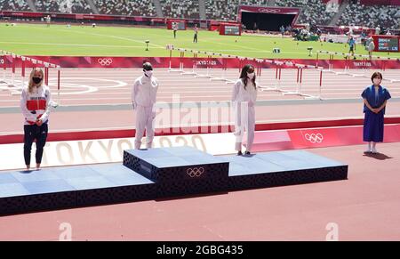 4 agosto 2021; Stadio Olimpico, Tokyo, Giappone: Tokyo 2020 Giochi olimpici estivi giorno 12; finale femminile 800 metri, medaglia di presentazione: I vincitori della medaglia, Keely Hodgkinson della Gran Bretagna medaglia d'argento, medaglia d'oro Athing Mu USA e medaglia di bronzo ROGERS Raevyn degli Stati Uniti Foto Stock