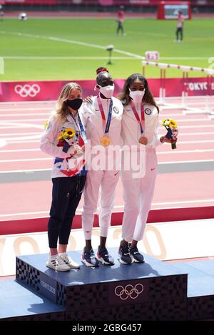 4 agosto 2021; Stadio Olimpico, Tokyo, Giappone: Tokyo 2020 Giochi olimpici estivi giorno 12; finale femminile 800 metri, medaglia di presentazione: I vincitori della medaglia, Keely Hodgkinson della Gran Bretagna medaglia d'argento, medaglia d'oro Athing Mu USA e medaglia di bronzo ROGERS Raevyn degli Stati Uniti Foto Stock