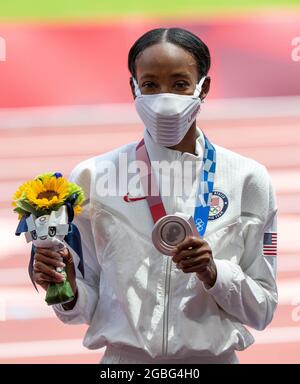 4 agosto 2021; Stadio Olimpico, Tokyo, Giappone: Tokyo 2020 Giochi Olimpici estivi giorno 12; Dalilah Muhammed con la sua medaglia d'argento Foto Stock