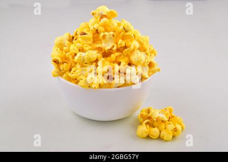 Ciotola di burro popcorn isolato su sfondo bianco Foto Stock