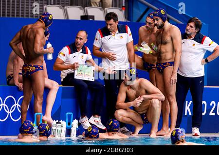 TOKYO, GIAPPONE - 4 AGOSTO: Francisco Fernandez di Spagna, Coach principale David Martin di Spagna, Svilen Ivanov di Spagna, Marc Larumbe di Spagna, Antonio Aparicio di Spagna, Alejandro Bustos di Spagna, Blai Mallarach di Spagna, Felipe Perrone di Spagna, Alvaro Granados di Spagna, Roger Tahull di Spagna durante il torneo olimpico di Waterpolo di Tokyo 2020 Men Quarterfinal match tra la squadra degli Stati Uniti e la squadra di Spagna al Tatsumi Waterpolo Center il 4 agosto 2021 a Tokyo, Giappone (Foto di Marcel ter Bals/Orange Pictures) Foto Stock