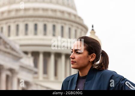 La donna del Congresso Alexandria Ocasio-Cortez (D-NY) ascolta come la congresswoman Cori Bush risponde a domande sul suo ruolo nell'estendere la moratoria pandemica sullo sfratto in una conferenza stampa che annuncia il nuovo divieto di 60 giorni sugli sfratti. Foto Stock