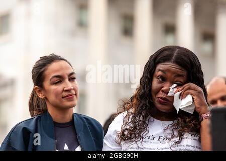 Washington, DC, USA, 3 agosto 2021. Nella foto: La congestionista Cori Bush (D-MO) strappa lacrime di gioia con Alessandria Ocasio-Cortez (D-NY) in una conferenza stampa che annuncia la nuova moratoria di 60 giorni del Center for Disease Control contro lo sfratto pandemico al Campidoglio. Credit: Alison Bailey / Alamy Live News Foto Stock