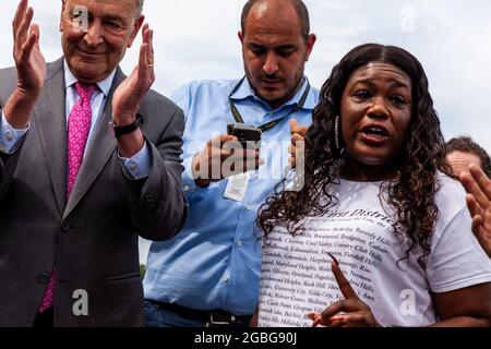 Washington, DC, USA, 3 agosto 2021. Nella foto: Il leader della maggioranza del Senato Chuck Schumer (D-NY) incontra i rappresentanti Cori Bush (D-MO), Alexandria Ocasio-Cortez (D-NY) e Mondaire Jones D-NY) per congratularsi con Bush perché la sua protesta contro la moratoria pandemica sullo sfratto del Campidoglio è riuscita. Credit: Alison Bailey / Alamy Live News Foto Stock