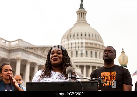 Washington, DC, USA, 3 agosto 2021. Nella foto: La donna del Congresso Cori Bush (D-MO) annuncia la nuova moratoria di 60 giorni del Centro per il controllo delle malattie contro lo sfratto pandemico in occasione di una conferenza stampa al Campidoglio. Da sinistra a destra: Rappresentanti Mondaire Jones (D-NY), al Green (D-TX), Bush, Jimmy Gomez (D-CA), e Alexandria Ocasio-Cortez (D-NY). Foto Stock