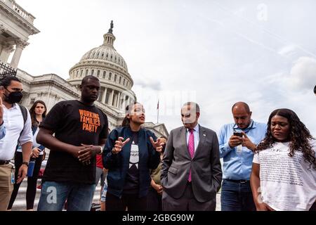 Washington, DC, USA, 3 agosto 2021. Nella foto: Il leader della maggioranza del Senato Chuck Schumer (D-NY) incontra i rappresentanti Cori Bush (D-MO), Alexandria Ocasio-Cortez (D-NY) e Mondaire Jones D-NY) per congratularsi con Bush perché la sua protesta contro la moratoria pandemica sullo sfratto del Campidoglio è riuscita. Credit: Alison Bailey / Alamy Live News Foto Stock