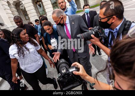 Washington, DC, USA, 3 agosto 2021. Nella foto: Il leader della maggioranza del Senato Chuck Schumer (D-NY) incontra i rappresentanti Cori Bush (D-MO), Alexandria Ocasio-Cortez (D-NY) e Mondaire Jones D-NY) per congratularsi con Bush perché la sua protesta contro la moratoria pandemica sullo sfratto del Campidoglio è riuscita. Credit: Alison Bailey / Alamy Live News Foto Stock