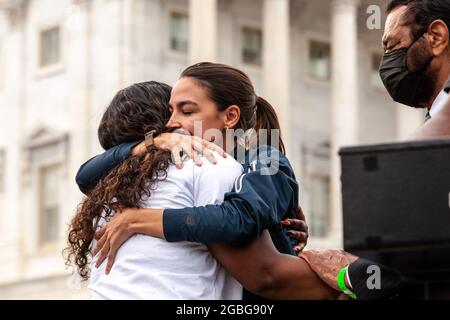 Washington, DC, USA, 3 agosto 2021. Nella foto: La donna del Congresso Cori Bush (D-MO) riceve un abbraccio da Alexandria Ocasio-Cortez (D-NY) in una conferenza stampa che annuncia la nuova moratoria di 60 giorni del Centro per il controllo delle malattie contro lo sfratto pandemico al Campidoglio. Credit: Alison Bailey / Alamy Live News Foto Stock