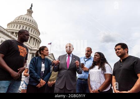 Washington, DC, USA, 3 agosto 2021. Nella foto: Il leader della maggioranza del Senato Chuck Schumer (D-NY) incontra i rappresentanti Cori Bush (D-MO), Alexandria Ocasio-Cortez (D-NY) e Mondaire Jones D-NY) per congratularsi con Bush perché la sua protesta contro la moratoria pandemica sullo sfratto del Campidoglio è riuscita. Credit: Alison Bailey / Alamy Live News Foto Stock