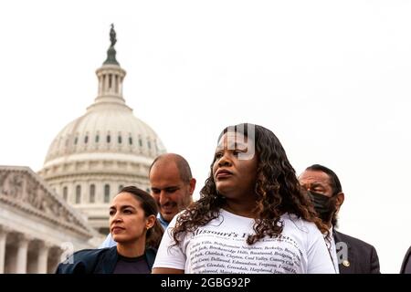 Washington, DC, USA, 3 agosto 2021. Nella foto: La donna del Congresso Cori Bush (D-MO) annuncia la nuova moratoria di 60 giorni del Centro per il controllo delle malattie contro lo sfratto pandemico in occasione di una conferenza stampa al Campidoglio. Da sinistra a destra: Rappresentanti Alessandria Ocasio-Cortez (D-NY), Cori Bush e al Green (D-TX). Foto Stock