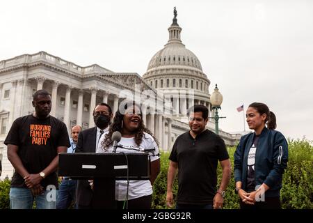 Washington, DC, USA, 3 agosto 2021. Nella foto: La donna del Congresso Cori Bush (D-MO) annuncia la nuova moratoria di 60 giorni del Centro per il controllo delle malattie contro lo sfratto pandemico in occasione di una conferenza stampa al Campidoglio. Da sinistra a destra: Rappresentanti Mondaire Jones (D-NY), al Green (D-TX), Bush, Jimmy Gomez (D-CA), e Alexandria Ocasio-Cortez (D-NY). Credit: Alison Bailey / Alamy Live News Foto Stock