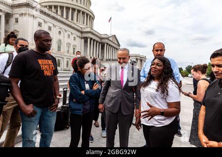 Washington, DC, USA, 3 agosto 2021. Nella foto: Il leader della maggioranza del Senato Chuck Schumer (D-NY) incontra i rappresentanti Cori Bush (D-MO), Alexandria Ocasio-Cortez (D-NY) e Mondaire Jones D-NY) per congratularsi con Bush perché la sua protesta contro la moratoria pandemica sullo sfratto del Campidoglio è riuscita. Credit: Alison Bailey / Alamy Live News Foto Stock