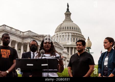 Washington, DC, USA, 3 agosto 2021. Nella foto: La donna del Congresso Cori Bush (D-MO) annuncia la nuova moratoria di 60 giorni del Centro per il controllo delle malattie contro lo sfratto pandemico in occasione di una conferenza stampa al Campidoglio. Da sinistra a destra: Rappresentanti Mondaire Jones (D-NY), al Green (D-TX), Bush, Jimmy Gomez (D-CA), e Alexandria Ocasio-Cortez (D-NY). Credit: Alison Bailey / Alamy Live News Foto Stock