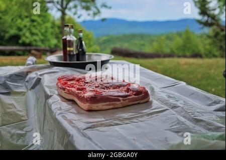 Pezzo di carne di maiale cruda sulla tavola in natura Foto Stock