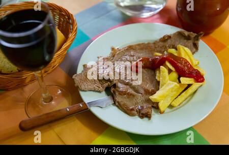 Filetto di agnello con patatine fritte Foto Stock