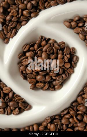 . Caffè arrosto, caffè qualità arabica. Bevanda tradizionale mattutina. Chicchi di caffè texture.rinvigorente ingredienti bevande Foto Stock