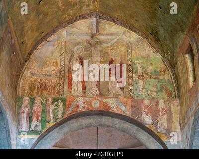 Dipinto policromo (dipinto nel XIV secolo) sull'arco trionfale. Rappresenta la Crocifissione. Saint André Abbey Church, Lavaudieu, Auvergne, Foto Stock