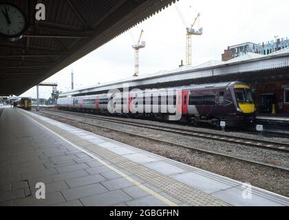 Nottingham, Regno Unito - 10 luglio 2021: Un treno per passeggeri diesel (classe 170) gestito da CrossCountry alla stazione di Nottingham. Foto Stock