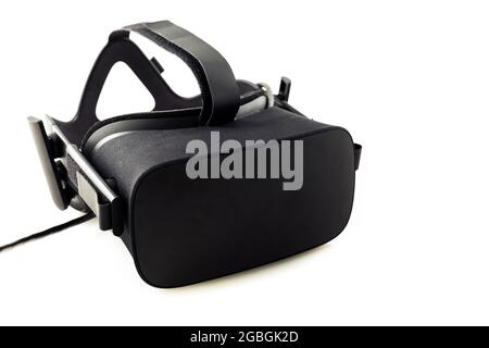 Visore VR - occhiali per la realtà virtuale per la simulazione della realtà per diversi contenuti multimediali, isolati su sfondo bianco Foto Stock