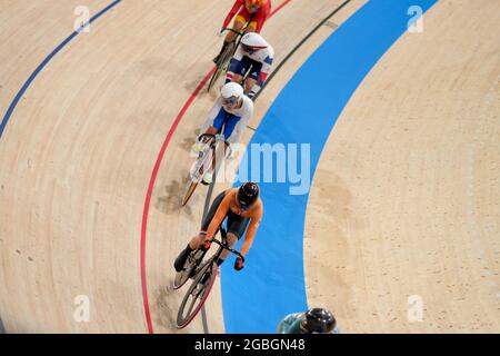 Tokyo, Giappone. 04 agosto 2021. TOKYO, GIAPPONE - 4 AGOSTO: Katy Marchant of Great Britain, Laurine van Riessen dei Paesi Bassi in gara sul primo round di Keirin delle Donne durante i Giochi Olimpici di Tokyo 2020 al Velodrome di Izu il 4 agosto 2021 a Tokyo, Giappone (Foto di Yannick Verhoeven/Orange Pictures) NOCNSF Credit: Orange Pics BV/Alamy Live News Foto Stock