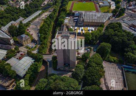 Halifax West Yorkshire Aerial Drone Nestle stazione ferroviaria Foto Stock