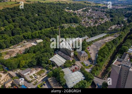 Halifax West Yorkshire Aerial Drone Nestle stazione ferroviaria Foto Stock