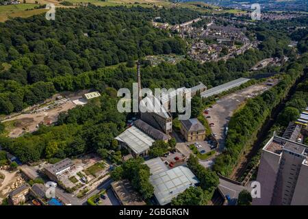 Halifax West Yorkshire Aerial Drone Nestle stazione ferroviaria Foto Stock