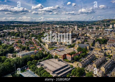 Halifax West Yorkshire Aerial Drone Nestle stazione ferroviaria Foto Stock