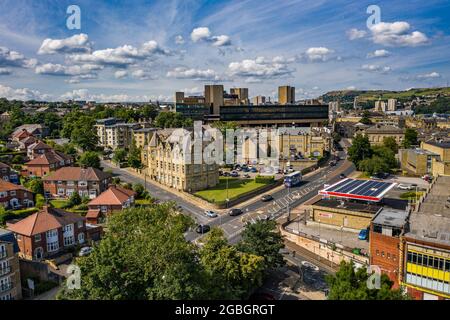 Halifax West Yorkshire Aerial Drone Nestle stazione ferroviaria Foto Stock