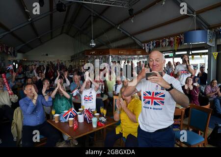 Mike McIntyre, padre della medaglia d'oro olimpica Eilidh McIntyre, registra un video messaggio della sua famiglia e dei suoi amici che festeggiano al Hayling Island Sailing Club, Hampshire, dopo che la sua barca ha attraversato il traguardo ai Giochi Olimpici di Tokyo 2020. Data immagine: Mercoledì 4 agosto 2021. Foto Stock