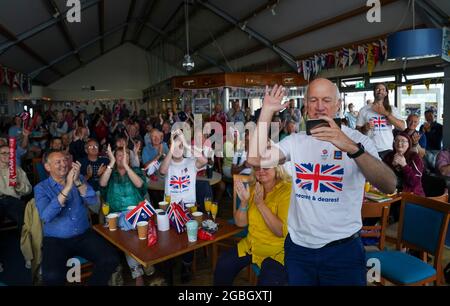 Mike McIntyre, padre della medaglia d'oro olimpica Eilidh McIntyre, registra un video messaggio della sua famiglia e dei suoi amici che festeggiano al Hayling Island Sailing Club, Hampshire, dopo che la sua barca ha attraversato il traguardo ai Giochi Olimpici di Tokyo 2020. Data immagine: Mercoledì 4 agosto 2021. Foto Stock