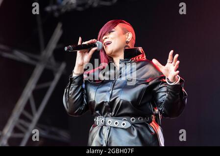 Gabrielle cantante, esibendosi al festival di musica Fantasia a Maldon, Essex, Regno Unito. Primo concerto dopo la pandemia di COVID 19 Foto Stock