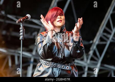 Gabrielle cantante, esibendosi al festival di musica Fantasia a Maldon, Essex, Regno Unito. Primo concerto dopo la pandemia di COVID 19 Foto Stock