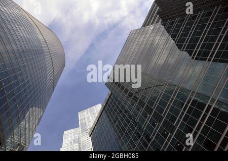 edificio alto e moderno in una metropoli che si affaccia. Città. Foto Stock